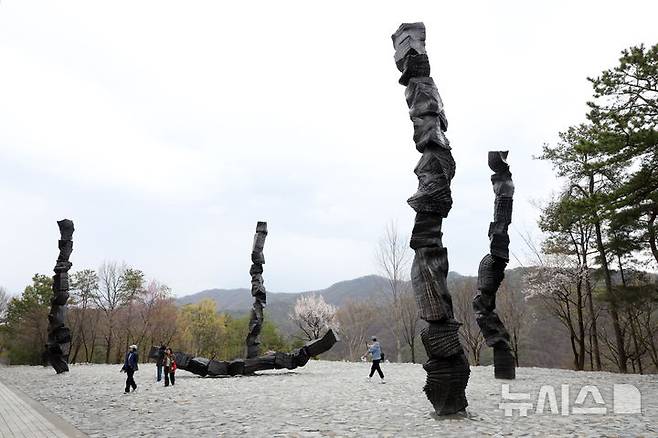 [원주=뉴시스] 박진희 기자 = 한솔문화재단의 뮤지엄 SAN은 6일 강원 원주시 뮤지엄 산에서 한국 현대 미술 작가 이배의 개인전 'En attendant: 기다리며' 기자간담회를 갖고 숯을 매개로 자연과 인간, 시간과 존재가 교차하는 관계망을 심층적으로 조망한 작품을 선보이고 있다. 이번 전시는 뮤지엄 SAN 개관 이래 최초로 선보이는 국내 작가 개인전이다. 2026.04.06. pak7130@newsis.com