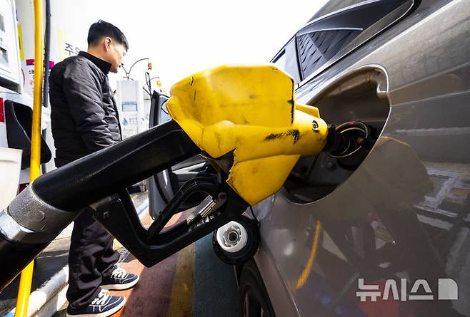 [서울=뉴시스] 김근수 기자 = 중동 전쟁 종식에 대한 기대감 후퇴로 국제 유가가 요동치는 가운데 지난 3일 서울 시내의 한 주유소에 주유기가 놓여 있다. 2026.04.03. ks@newsis.com