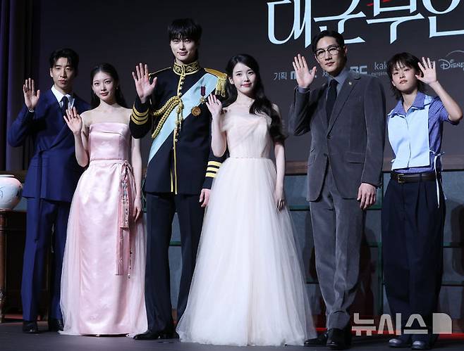 [서울=뉴시스] 조수정 기자 = 6일 오후 서울 강남구 조선팰리스 서울강남에서 열린 MBC 금토드라마 '21세기 대군부인' 제작발표회에서 배우들이 포토타임 때 포즈를 취하고 있다. 왼쪽부터 유수빈, 공승연, 변우석, 아이유(이지은), 노상현, 이연. 21세기 대군부인은 오는 10일부터 방송한다. 2026.04.06. chocrystal@newsis.com