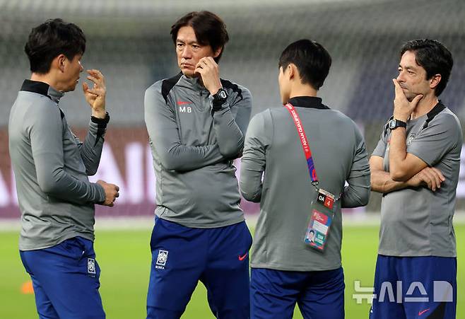 [쿠웨이트시티(쿠웨이트)=뉴시스] 이영환 기자 = 홍명보 축구 대표팀 감독이 13일오후(현지시각) 쿠웨이트 자베르 알아흐마드 국제경기장에서 진행된 훈련에서 주앙 아로소 수석코치, 박건하 코치와 대화를 하고 있다.홍명보 감독이 이끄는 축구 대표팀은 14일 쿠웨이트 자베르 알아흐마드 국제경기장에서 쿠웨이트와 북중미 월드컵 아시아 3차 예선 B조 5차전을 치른다. 2024.11.13. 20hwan@newsis.com