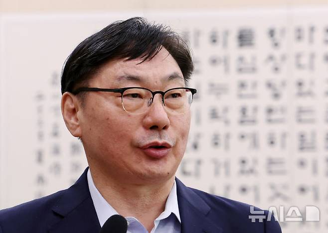 [서울=뉴시스] 김명년 기자 = 이화영(왼쪽) 전 경기도 평화부지사가 14일 오전 서울 여의도 국회 법제사법위원회에서 열린 법무부 등에 대한 국정감사에서 답변하고 있다. 2025.10.14. kmn@newsis.com