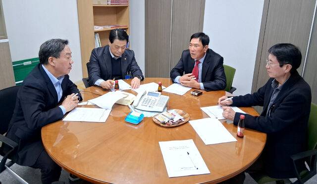 3월30일 국회 의원회관에서 강승규 의원(충남 홍성·예산)과 ‘한국화훼자조금협의회에서 서용일 한국화훼자조금협의회장, 유석룡 한국화훼농협 조합장, 정수영 경기도장미연구회장이 한·에콰도르 전략적경제협력협정(SECA) 발효 때 입게 될 화훼산업 영향 등을 논의하고 있다. 한국화훼자조금협의회