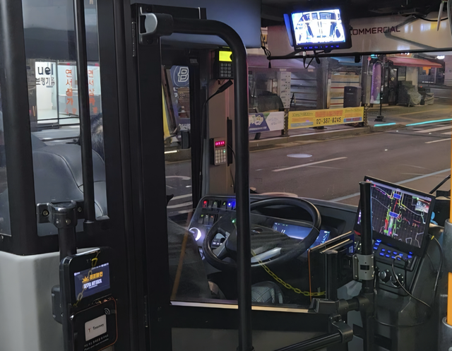 자율 주행으로 운전하는 모습.