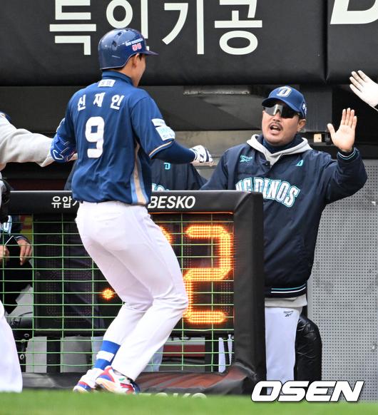 [OSEN=광주, 이대선 기자] 4일 광주-기아 챔피언스필드에서 2026 신한 SOL KBO리그 KIA 타이거즈와 NC 다이노스의 경기가 열렸다.이날 KIA는 이의리, NC는 커티스 테일러를 선발로 내세웠다.2회초 무사에서 NC 신재인이 좌월 솔로 홈런을 치고 더그아웃에서 이호준 감독과 하이파이브를 하고 있다. 2026.04.04 /sunday@osen.co.kr