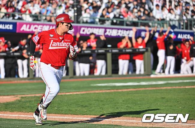 [OSEN=부산, 이석우 기자] 5일 부산 사직야구장에서 2026 신한 SOL KBO 리그 롯데 자이언츠와 SSG 랜더스의 경기가 열렸다. 홈팀 롯데는 박세웅이, 방문팀 SSG는 베니지아노가 선발 출전했다.SSG 랜더스 고명준이 9회초 1사 1,3루 중견수 앞 1타점 안타를 치고 진루하고 있다. 2026.04.05 / foto0307@osen.co.kr