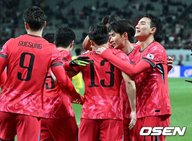 [OSEN=서울월드컵경기장, 이대선 기자] 홍명보호가 어려운 경기 끝에 2025년 마지막 A매치를 승리로 장식했다.홍명보 감독이 이끄는 한국 축구대표팀은 18일 오후 8시 서울월드컵경기장에서 열린&nbsp;11월 A매치 두 번째 친선경기에서&nbsp;'아프리카 강호' 가나를 상대로 1-0 승리했다.내달 2026 국제축구연맹(FIFA) 북중미 월드컵 조 추첨을 앞두고 열리는 마지막 평가전이었다.&nbsp;한국은 가나까지 잡아내면서 사상 최초로&nbsp;월드컵 포트 2를 확정하게 됐다.후반 대한민국 이태석이 선제골을 성공시키고 동료들과 환호하고 있다. 2025.11.18 /sunday@osen.co.kr