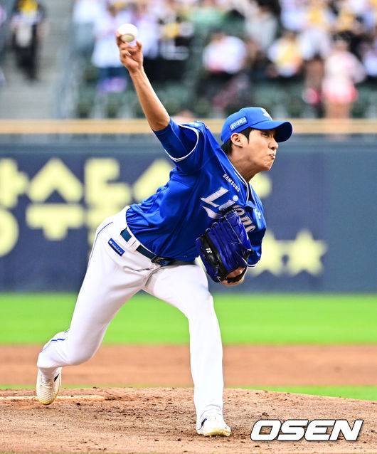 [OSEN=잠실, 지형준 기자] 20일 서울 잠실구장에서 ‘2025 신한 SOL Bank KBO리그’ LG 트윈스와 삼성 라이온즈의 경기가 열렸다.LG는 외국인 투수 톨허스트를, 삼성은 원태인을 선발투수로 내세웠다.1회말 2사에서 삼성 원태인이 LG 오스틴을 삼진 처리하고 있다. 2025.09.20 /jpnews@osen.co.kr
