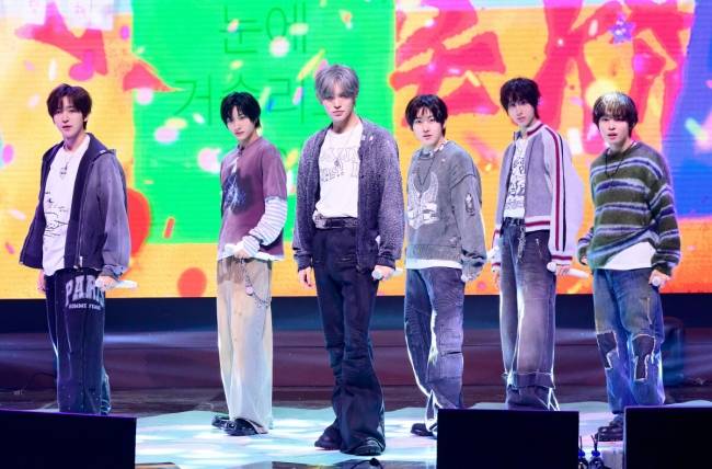 [OSEN=지형준 기자] 6일 서울 광진구 광장동 예스24 라이브홀에서 JYP 그룹 킥플립 미니 4집 발매 기념 프레스 쇼케이스가 열렸다.  킥플립은 네 번째 미니 앨범 'My First Kick'(마이 퍼스트 킥)을 통해 20대의 프롤로그이자 눈부신 청춘의 첫 도전을 담아냈다. 신작에는 타이틀곡 '눈에 거슬리고 싶어'와 선공개곡 'Twenty'(트웬티)를 포함해 'Stup!d'(스튜피드), '거꾸로', 'Scroll'(스크롤), 'Roar'(로어), 'My Direction'(마이 디렉션)까지 총 7곡이 수록되며 전곡 크레디트에 멤버들이 이름을 올려 한층 성장한 음악 잠재력을 확인할 수 있다.  킥플립이 포토타임을 하고 있다. 2026.04.06 / jpnews@osen.co.kr