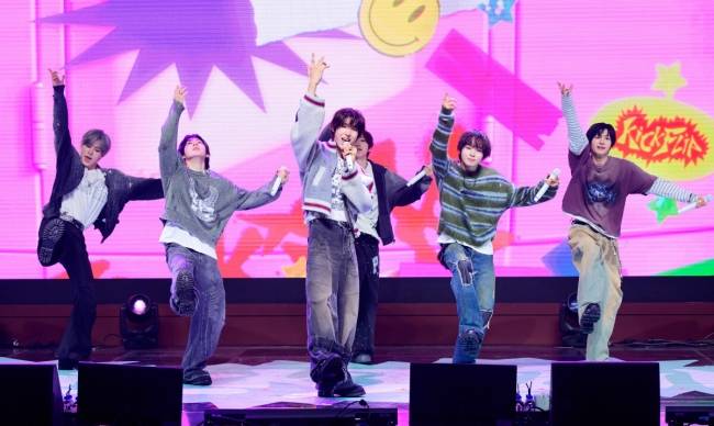 [OSEN=지형준 기자] 6일 서울 광진구 광장동 예스24 라이브홀에서 JYP 그룹 킥플립 미니 4집 발매 기념 프레스 쇼케이스가 열렸다.  킥플립은 네 번째 미니 앨범 'My First Kick'(마이 퍼스트 킥)을 통해 20대의 프롤로그이자 눈부신 청춘의 첫 도전을 담아냈다. 신작에는 타이틀곡 '눈에 거슬리고 싶어'와 선공개곡 'Twenty'(트웬티)를 포함해 'Stup!d'(스튜피드), '거꾸로', 'Scroll'(스크롤), 'Roar'(로어), 'My Direction'(마이 디렉션)까지 총 7곡이 수록되며 전곡 크레디트에 멤버들이 이름을 올려 한층 성장한 음악 잠재력을 확인할 수 있다.  킥플립이 포토타임을 하고 있다. 2026.04.06 / jpnews@osen.co.kr