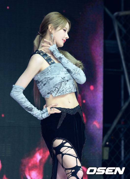 [OSEN=지형준 기자] 6일 서울 용산구 블루스퀘어 우리WON뱅킹홀에서 가수 KISS OF LIFE(키스오브라이프) 새 싱글 발매 쇼케이스가 열렸다.KISS OF LIFE(키스오브라이프)의 새 싱글 'Who is she'는 제목처럼 단순하지만 상징적인 질문을 주제로 지금까지 이들을 둘러싼 질문과 시선을 관통하는 '아티스트로서의 본질'에 집중했다. 'Who is she'와 'Don't mind me' 두 곡이 수록된 이번 앨범은 하나의 흐름을 만들어내며 이들만의 고유한 매력을 더욱 돋보이게 만든다.키스오브라이프 벨이 포토타임을 하고 있다. 2026.04.06&nbsp;/ jpnews@osen.co.kr