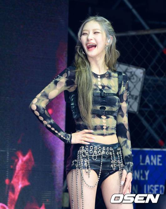 [OSEN=지형준 기자] 6일 서울 용산구 블루스퀘어 우리WON뱅킹홀에서 가수 KISS OF LIFE(키스오브라이프) 새 싱글 발매 쇼케이스가 열렸다.KISS OF LIFE(키스오브라이프)의 새 싱글 'Who is she'는 제목처럼 단순하지만 상징적인 질문을 주제로 지금까지 이들을 둘러싼 질문과 시선을 관통하는 '아티스트로서의 본질'에 집중했다. 'Who is she'와 'Don't mind me' 두 곡이 수록된 이번 앨범은 하나의 흐름을 만들어내며 이들만의 고유한 매력을 더욱 돋보이게 만든다.키스오브라이프 하늘이 포토타임을 하고 있다. 2026.04.06&nbsp;/ jpnews@osen.co.kr