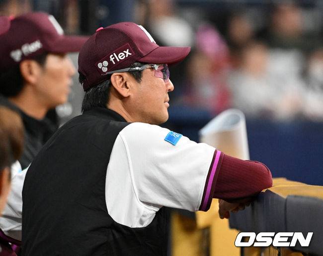 [OSEN=고척, 이대선 기자] 5일 서울 고척스카이돔에서 2026 신한 SOL KBO리그 키움 히어로즈와 LG 트윈스의 경기가 열렸다.이날 키움은 와일스, LG는 톨허스트를 선발로 내세웠다. 6회초 키움 설종진 감독이 그라운드를 바라보고 있다. 2026.04.05 /sunday@osen.co.kr