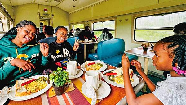 식당칸에서 현지 승객들과 함께한 식사. 열차 여행의 소박한 즐거움이 담겨 있다.