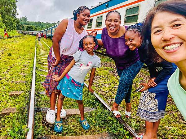 이유도 모른 채 열차가 멈춰도 아프리카 사람들은 그 틈을 즐거움으로 채운다.