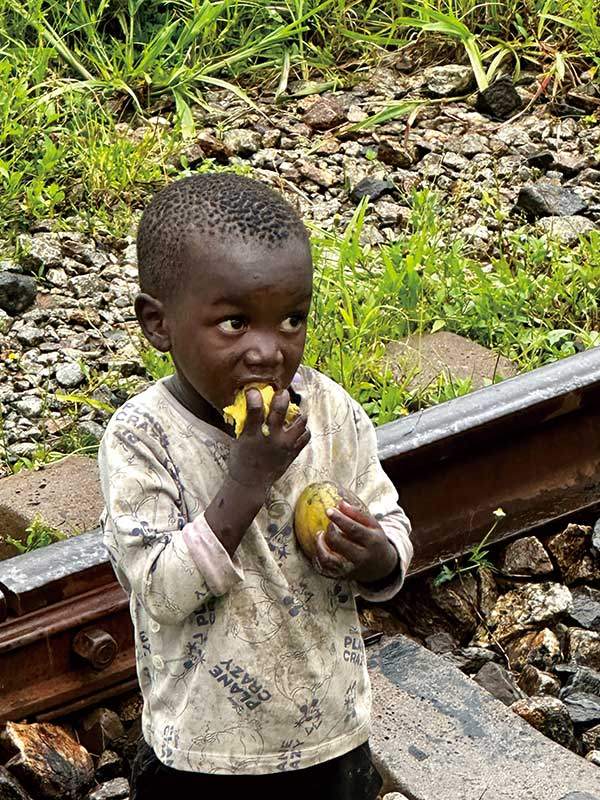 역에 모여든 아이들에게 망고를 건네니 씻을 틈도 없이 손으로 대충 닦아 입에 넣고는 흘러내리는 과즙까지 쪽쪽 빨아 먹었다.