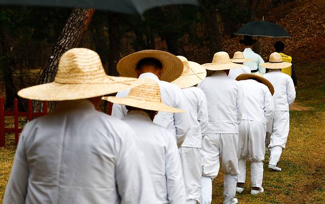 절기상 한식(寒食)인 6일 경기 구리시 동구릉 내 태조 이성계의 건원릉(健元陵)에서 동구릉 관리사무소 관계자들이 봉분을 덮고 있는 억새를 자르는 ‘청완 예초의(靑薍 刈草儀)’를 거행하기 위해 이동하고 있다.