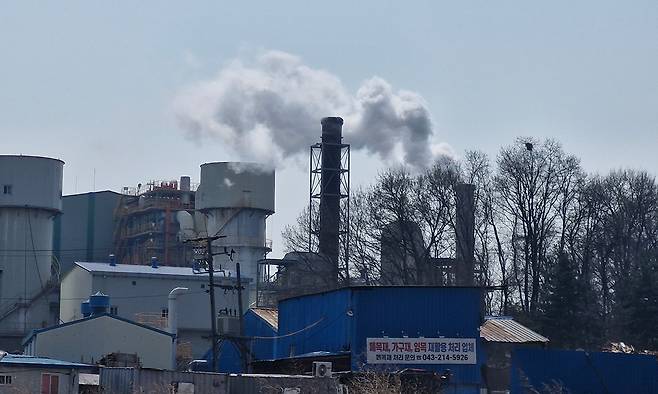 지난 2일 오전 충북 청주시 청원구 북이면의 한 민간 소각시설에서 쓰레기를 태우면서 나오는 수증기를 내보내고 있다. 올해 수도권 생활폐기물 직매립 금지 이후 청주 내 민간 소각시설 일부는 서울 강남과 인천 강화로부터 생활폐기물을 받아 처리하고 있다.