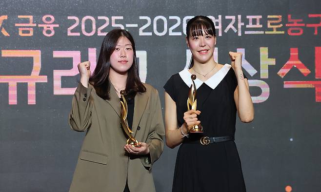 2025∼2026 여자프로농구 정규리그 MVP 청주 KB 박지수(오른쪽)와 신인상 수상자 부산 BNK 김도연이 6일 서울 용산구 서울드래곤시티에서 열린 WKBL 시상식에서 기념촬영을 하고 있다. 연합뉴스
