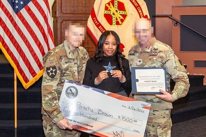 미 국방부 소속 민간인 직원 포르샤 티니샤 브라운(33, 사진 중앙)이 대한항공 기내에서 사망한 뒤 유가족이 소송을 제기했다. 사진은 2024년 당시 촬영된 것. 포트 벨보어 공보실 제공