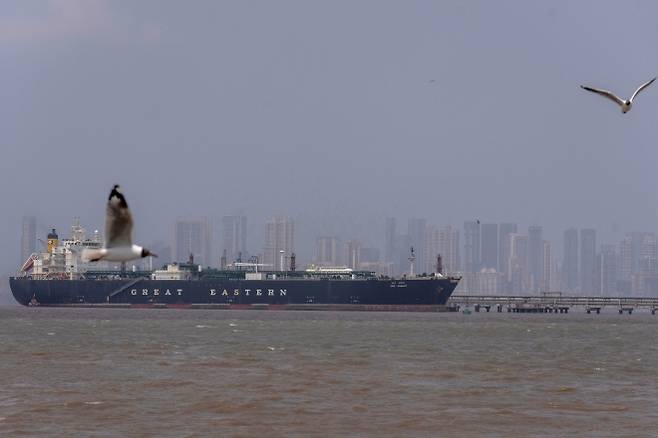 India US Israel Iran - 액화석유가스(LPG)를 운송하는 인도 선적 유조선 ‘Jag Vasant’호가 지난 1일 호르무즈 해협을 통과한 뒤 인도 뭄바이 항에 입항해 있는 모습. 뭄바이 AP 뉴시스