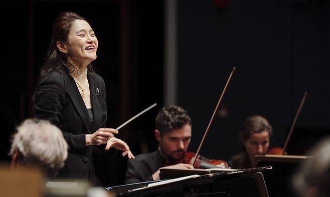 장한나는 지휘자로 변신 한 후 세계 유수 악단들과 협업해왔다. 사진은 노르웨이의 명문악단인 트론헤임 심포니오케스트라(TSO)를 지휘하고 있는 모습. / TSO 홈페이지