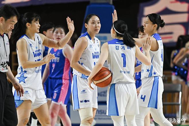 우리은행 선수들이 3일 용인체육관서 열린 삼성생명전서 하이파이브를 하고 있다. 사진제공|WKBL