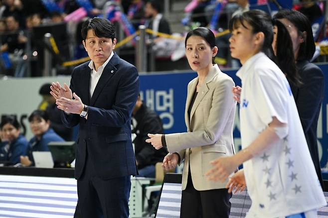 우리은행 위성우 감독(왼쪽)과 전주원 코치가 3일 용인체육관서 열린 삼성생명전서 선수들을 격려하고 있다. 사진제공|WKBL