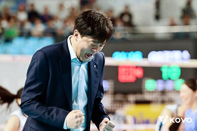 이영택 GS칼텍스 감독이 5일 장충체육관에서 열린 V리그 여자부 챔프전 3차전 홈경기에서 도로공사를 꺾고 우승을 확정되자 주먹을 불끈 쥐며 환호하고 있다. 사진제공|KOVO