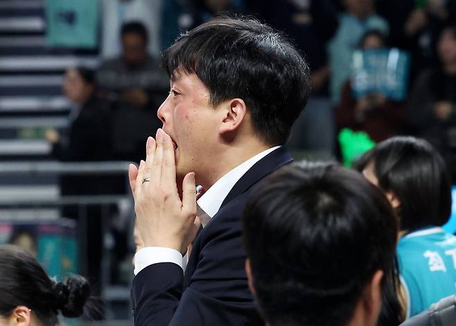 이영택 GS칼텍스 감독이 5일 장충체육관에서 열린 도로공사와 V리그 여자부 챔프전 3차전 홈경기에서 승리하며 우승을 확정한 뒤 눈물을 쏟고 있다. 뉴시스