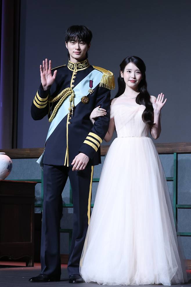 [서울=뉴시스] 조수정 기자 = 배우 아이유(이지은)와 변우석이 6일 오후 서울 강남구 조선팰리스 서울강남에서 열린 MBC 금토드라마 ‘21세기 대군부인’ 제작발표회에서 포토타임 때 포즈를 취하고 있다. 21세기 대군부인은 오는 10일부터 방송한다. 2026.04.06. chocrystal@newsis.com