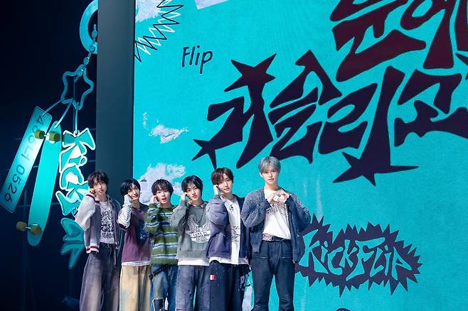 ‘청업일치’의 표본이 돌아왔다. 청업일치(淸業一致)는 ‘청량함을 업으로 삼는’ 킥플립을 두고 조각된 신조어다. 사진제공|JYP엔터테인먼트