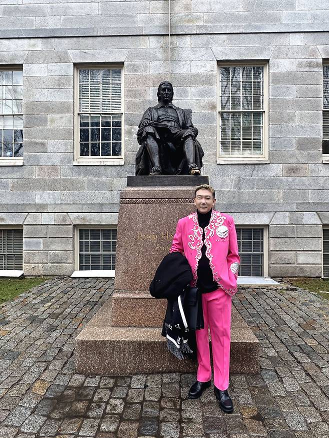 하버드 캠퍼스 중심인 Harvard Yard에 있는 존 하버드 동상 앞에서 박기표 ‘안전지대’ 대표. 이 장소는 하버드대학의 유명 포토존으로 University Hall 앞에 위치해 있다. 존 하버드는 하버드대학교의 초기 후원자다.