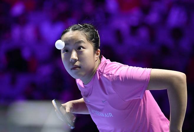 신유빈이 5일 마카오에서 열린 ITTF 월드컵 여자단식 준결승에서 왕만위를 맞아 서브하고 있다. 신화연합뉴스