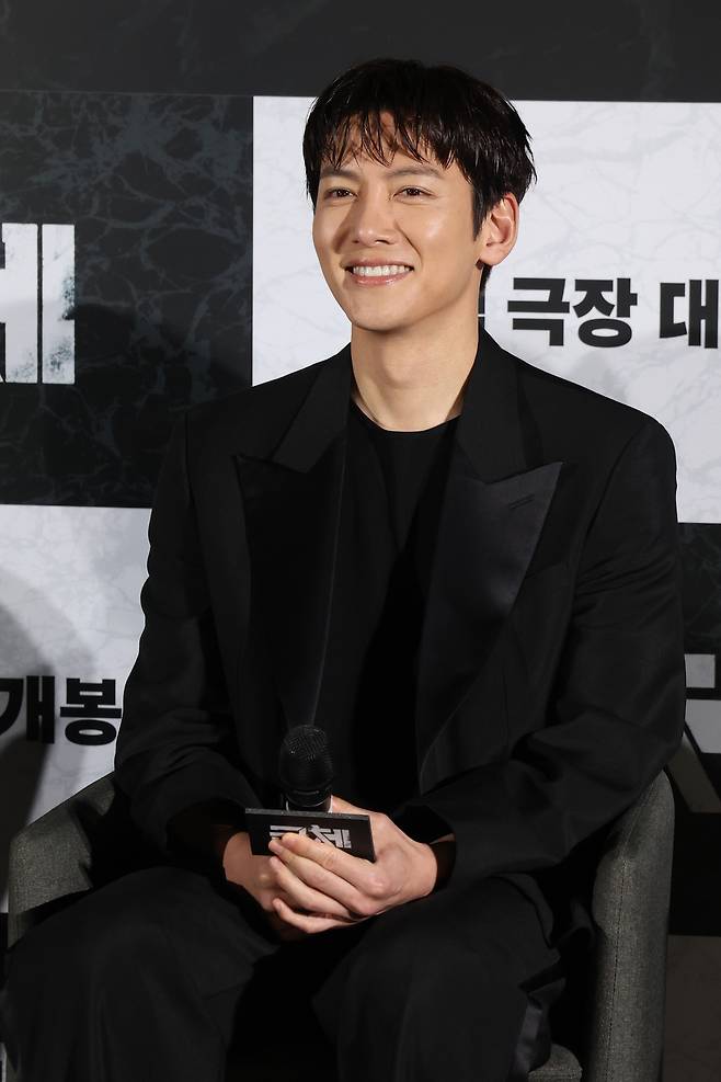 배우 지창욱이 6일 서울 용산구 CGV용산아이파크몰에서 열린 영화 ‘군체’ 제작보고회에서 취재진의 질문을 듣고 있다. 연합뉴스