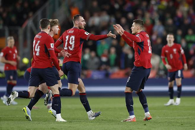 체코 대표팀 파트리크 쉬크(오른쪽)가 지난달 28일 체코 프라하에서 열린 아일랜드와 2026 북중미월드컵 유럽지역 플레이오프 경기에서 골을 넣은 뒤 동료들과 기뻐하고 있다. 프라하|로이터연합뉴스