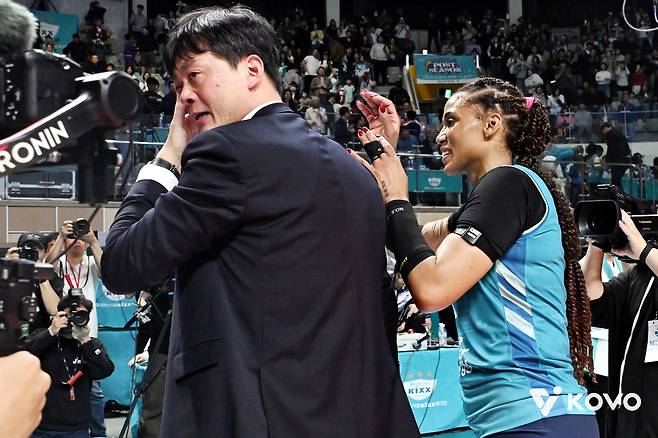 챔피언결정전 우승 후 눈물을 닦는 이영택 GS칼텍스 감독(왼쪽). KOVO 제공