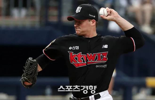 KT 시절 웨스 벤자민. 경향DB