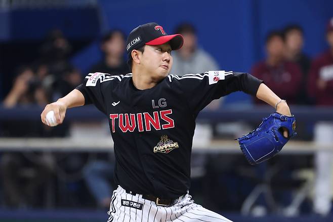 LG 윺영찬이 5일 고척 키움전 9회 등판해 투구하고 있다. LG 트윈스 제공
