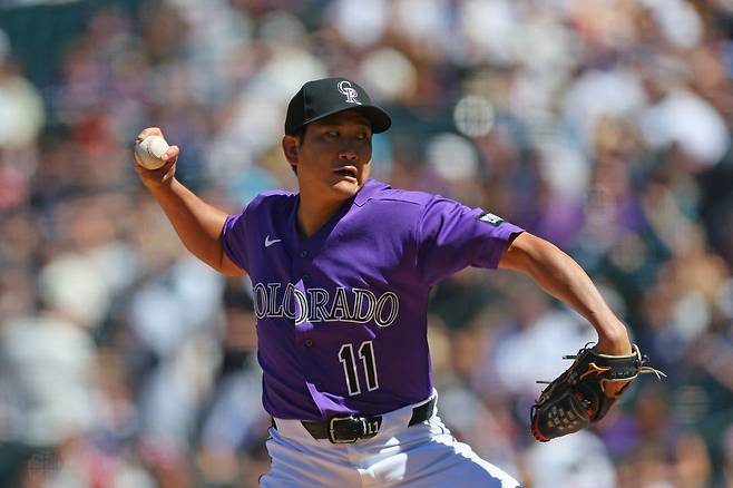 스가노 도모유키가 6일 미국 콜로라도주 덴버의 쿠어스필드에서 열린 필라델피아 필리스와 2026 메이저리그 정규리그 홈경기에 선발 등판해 공을 던지고 있다.  덴버 | AFP연합뉴스