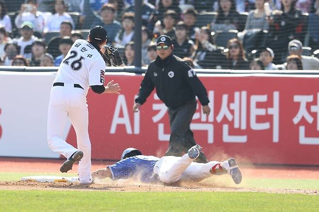 ▲ 왼쪽부터 KT 위즈 김민수, 슬라이딩 중인 삼성 라이온즈 김영웅. 하마터면 1루에서 충돌해 부상이 생길 뻔했다. 김민수가 재치 있게 잘 피해 두 선수 모두 다치지 않았다. ⓒ삼성 라이온즈