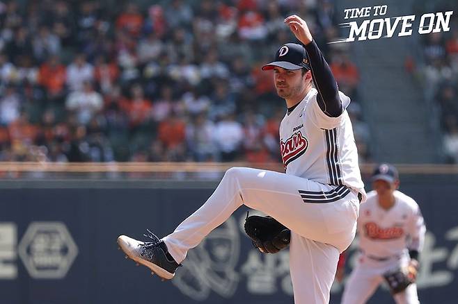 ▲ 잭 로그는 5일 잠실 한화전에서 6이닝 무실점 호투를 펼치며 팀의 연패를 끊어냈다 ⓒ두산베어스