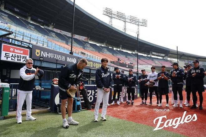 ▲ 한화는 쿠싱의 영입을 전광석화와 같은 속도로 마쳤고, 화이트 부상 후 나흘 만에 대체 선수를 선수단 앞에 인사시킬 수 있었다ⓒ한화이글스