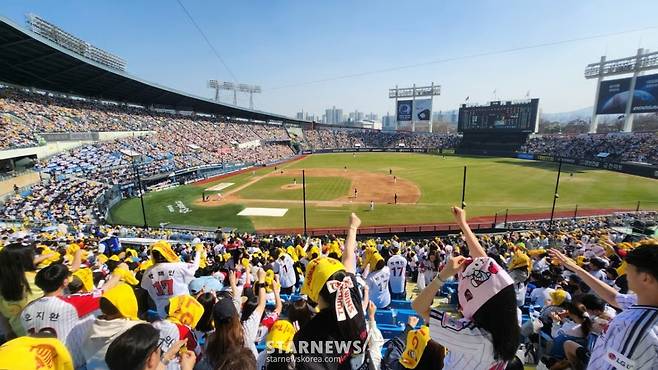 지난달 28일 KT 위즈와 LG 트윈스의 2026 KBO리그 공식 개막전이 열린 서울 잠실야구장. /사진=김진경 대기자