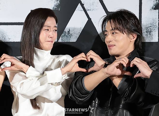 (서울=뉴스1) 권현진 기자 = 배우 전지현(왼쪽)이 6일 서울 용산구 CGV용산아이파크몰에서 열린 영화 '군체'(감독 연상호) 제작보고회에 참석해 구교환을 바라보며 웃음보를 터뜨리고 있다.  '군체'는 정체불명의 감염사태로 봉쇄된 건물 안, 고립된 생존자들이 예측할 수 없는 형태로 진화하는 감염자들에 맞서 벌이는 사투를 그린 작품이다. 2026.4.6/뉴스1  Copyright (C) 뉴스1. All rights reserved. 무단 전재 및 재배포,  AI학습 이용 금지. /사진=(서울=뉴스1) 권현진 기자