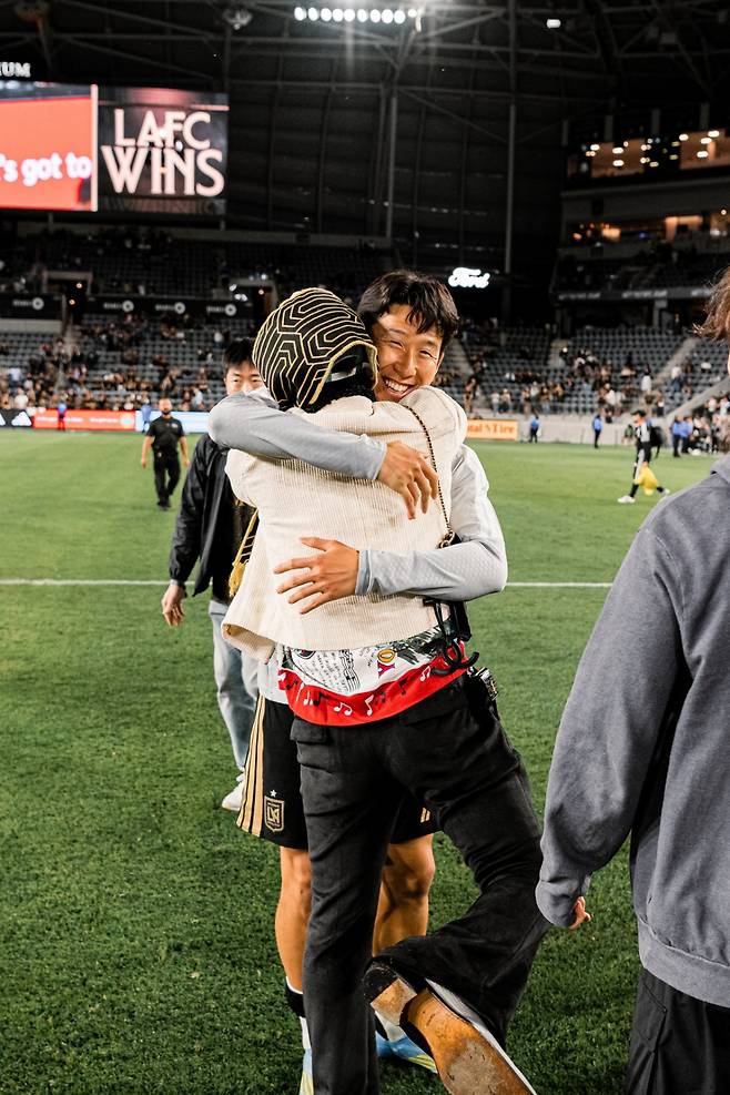 손흥민(오른쪽)이 5일(한국시간) 미국 캘리포니아주 LA의 BMO 스타디움에서 열린 2026 MLS 6라운드 경기가 끝난 뒤 지드래곤과 포옹하고 있다. /사진=로스앤젤레스FC 공식 사회관계망서비스(SNS)