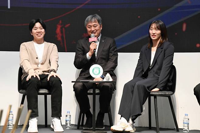 이상범(가운데) 하나은행 감독과 선수들. /사진=WKBL 제공