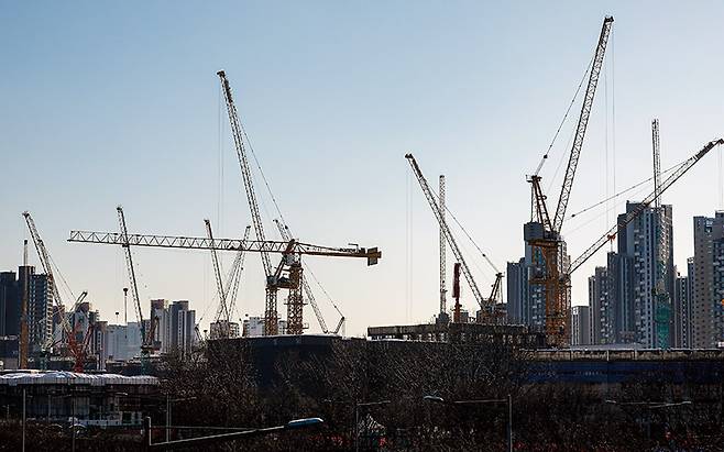 법에는 층간소음 기준이 정해져 있지만, 건설사들은 항상 층간소음 저감기술을 개발해야 한다는 핑계를 댄다.[사진｜연합뉴스]