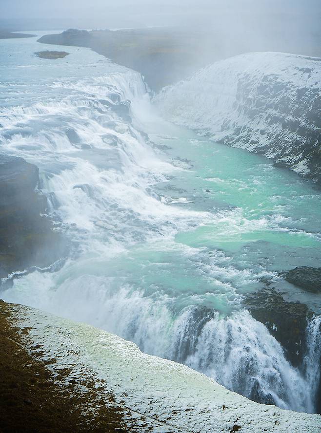 거대한 폭포수가 쏟아져 내리는 굴포스 폭포. 방수되는 옷은 필수다