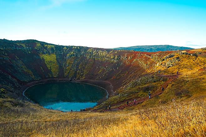 화산활동으로 형성된 케리드(Kerid) 분화구. 푸른 호수와 붉은 흙이 쨍한 색감을 연출한다