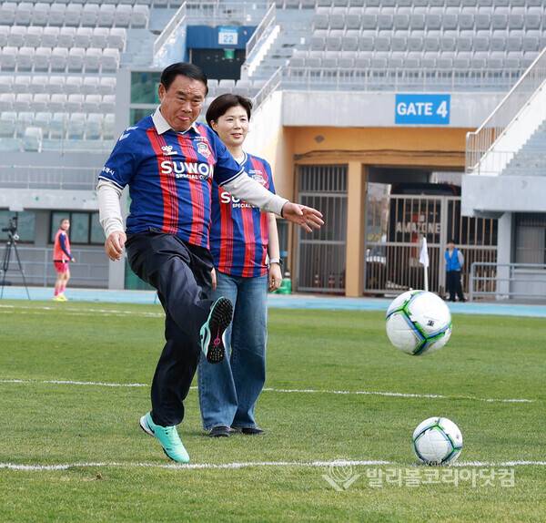 수원특례시 의회 이재식 의장이 2026 WK리그 수원FC위민 홈 개막전에 참석해 시축을 하고 있다.(사진=김경수 기자)2026.04.04.